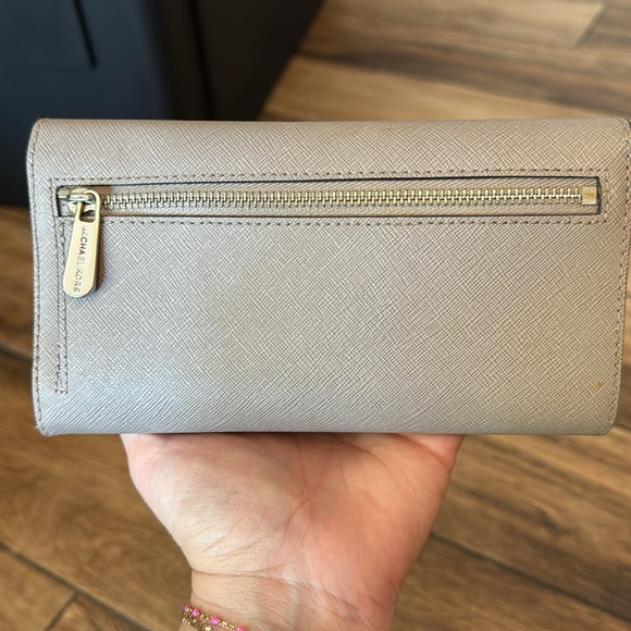 Michael Kors light grey wallet - Picture 3 of 3